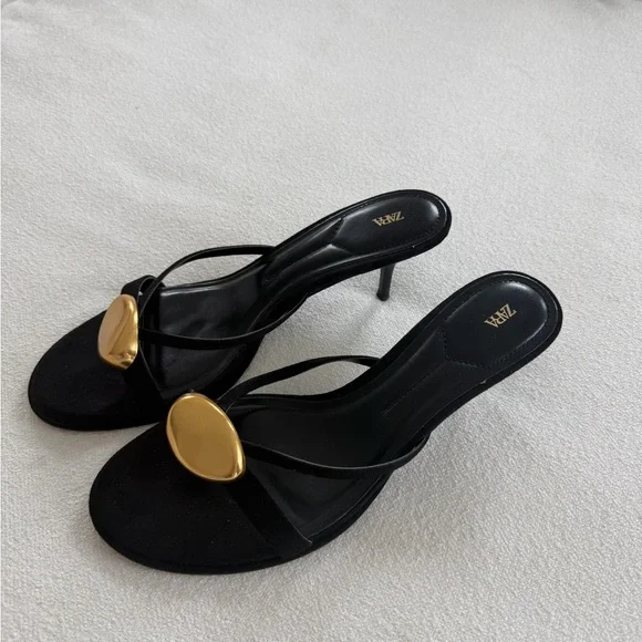 Zara Suede Kitten Heel with Gold detail - Picture 3 of 5